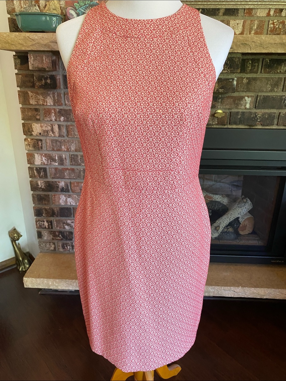 ANN TAYLOR sheath dress. Pink and white jacquard. Fully lined. Back zipper.